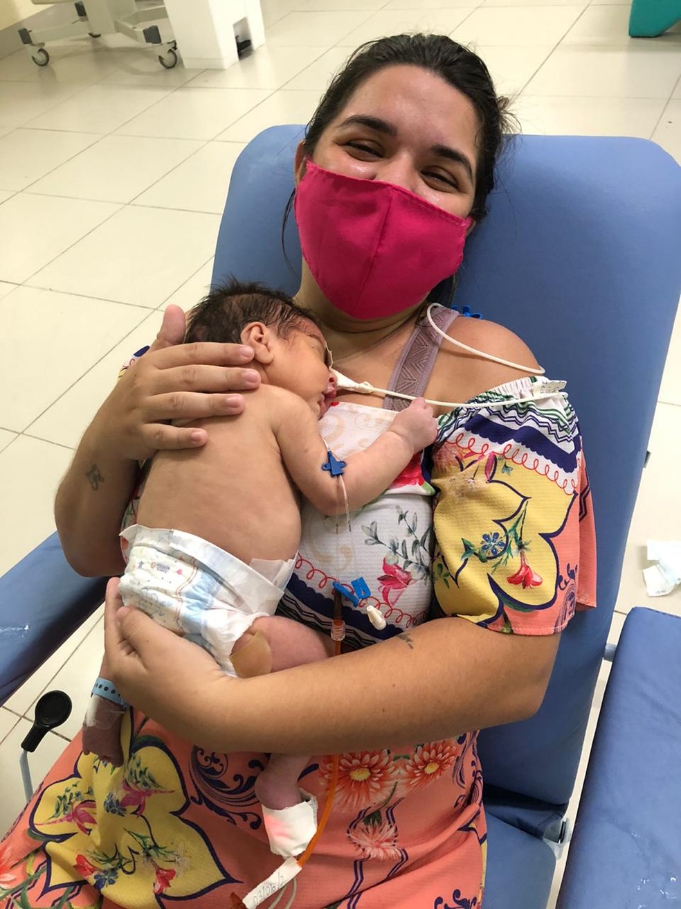 Suzany Ferreira, no hospital, abraçada com Théo quando ainda tinha 10 dias de nascido — Foto:  Arquivo Pessoal / Suzany Ferreira 