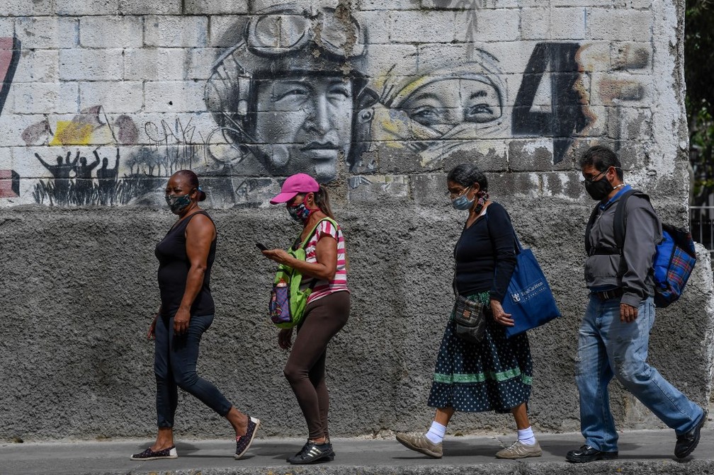 Pessoas caminham, com máscaras, em Caracas, na Venezuela, em 25 de agosto — Foto: Federico Parra/AFP