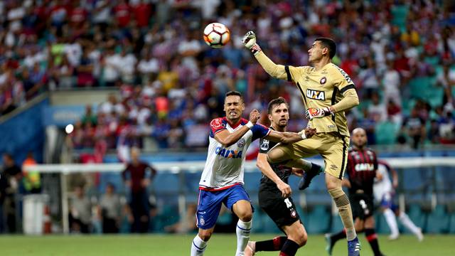 Santos sai para fazer defesa na partida diante do Bahia, nesta quarta-feira