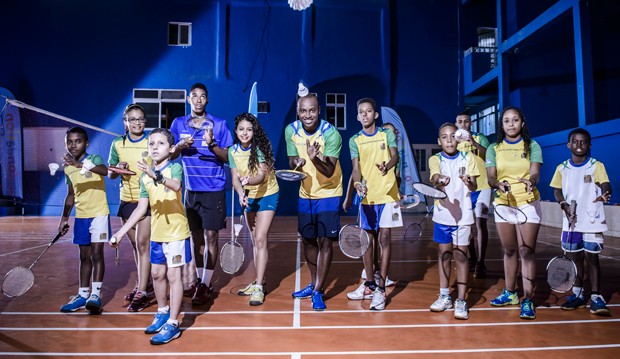 O atleta Ygor Coelho (de azul) e Thiaguinho com as crianças da Associação Miratus (Foto: Fabio Cordeiro/ Ed. Globo)