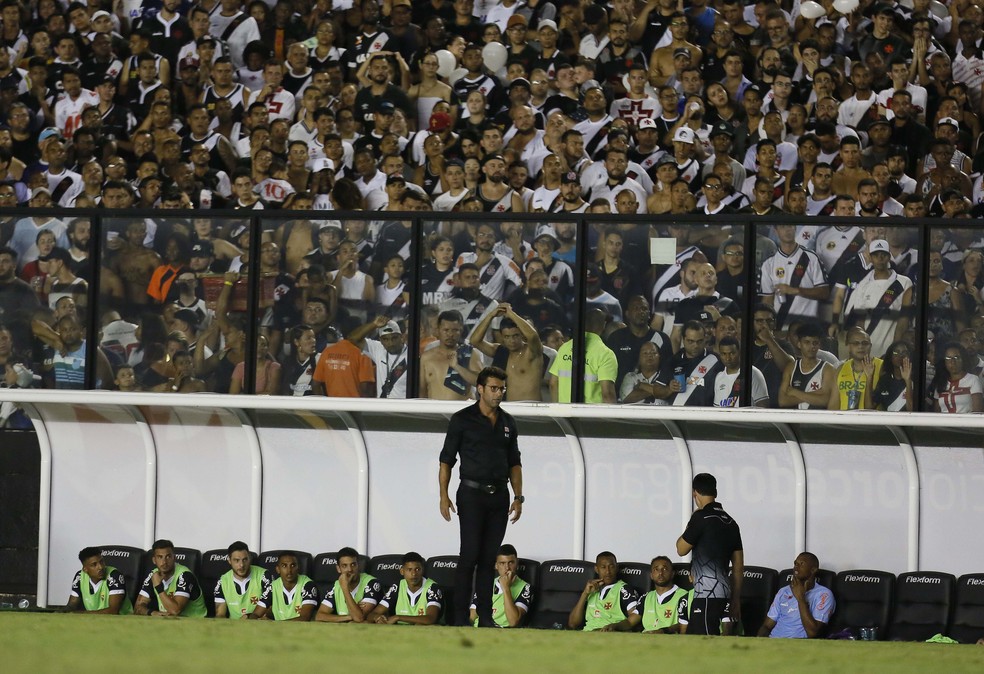 Alberto Valentim durante o jogo entre Vasco e Atlético-PR — Foto: Rafael Ribeiro/Vasco