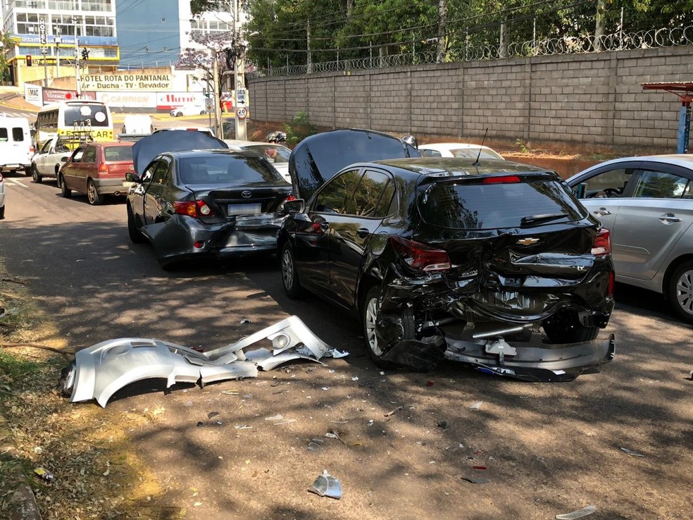 Acidente envolveu três carros na Avenida Joaquim Constantino, em Presidente Prudente — Foto: Murilo Zara/TV Fronteira