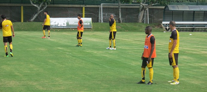 vasco treino três zagueiros cfz (Foto: Edgard Maciel de Sá) vasco treino três zagueiros cfz (Foto: Edgard Maciel de Sá)