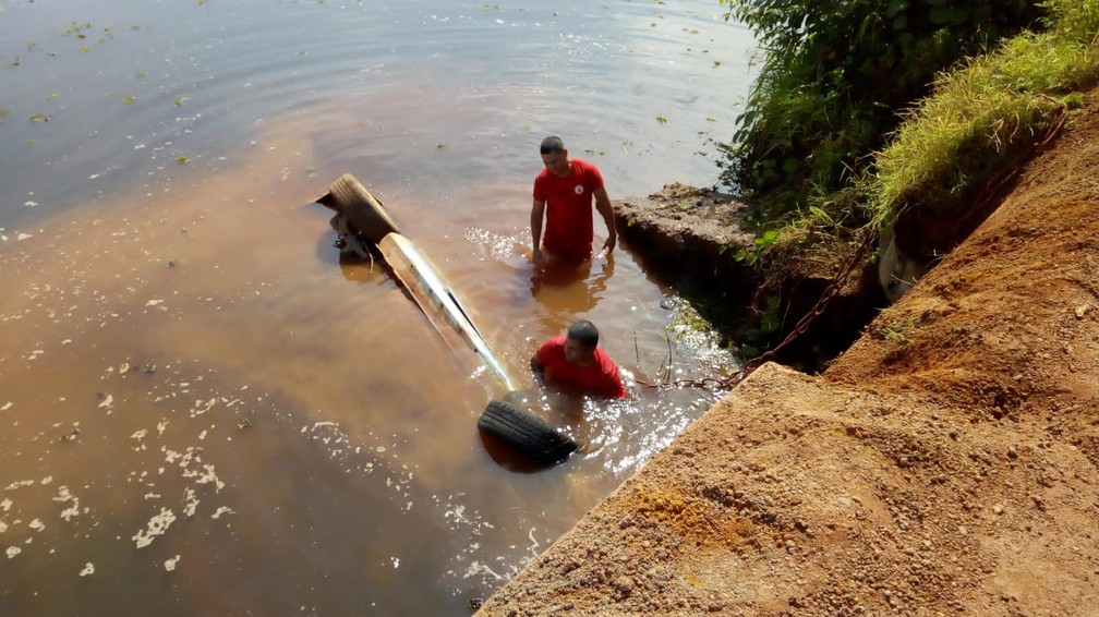 Um dos bombeiros foi resgatado  — Foto: Corpo de Bombeiros - MT