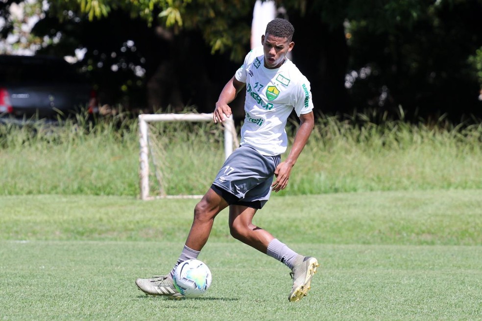 Vitor Hugo, zagueiro do Cuiabá — Foto: AssCom Dourado