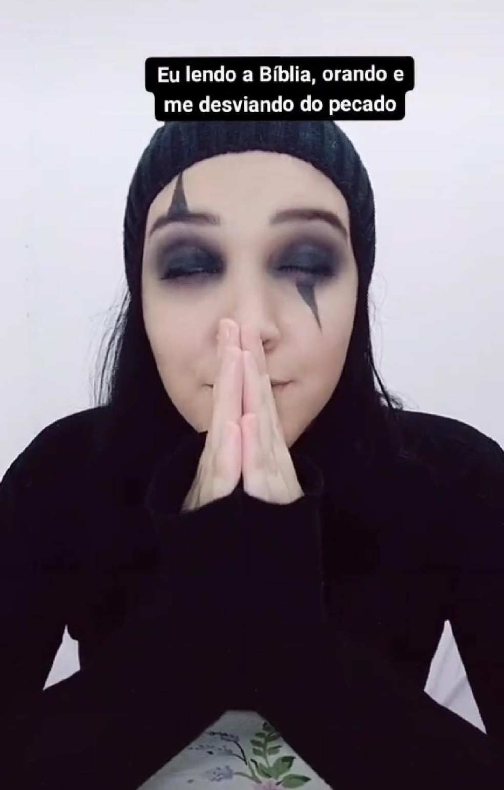 Evy posta vídeos religiosos com maquiagem gótica no TikTok — Foto: Reprodução/TikTok