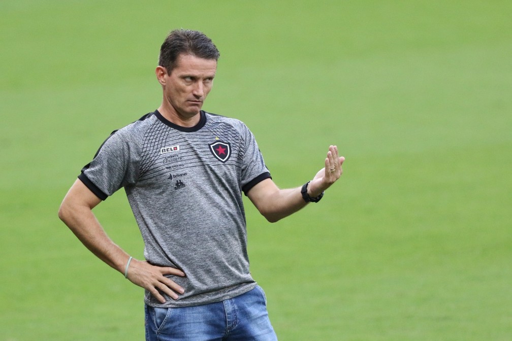 Gérson Gusmão, técnico do Botafogo-PB, durante jogo contra o Santa Cruz — Foto: Marlon Costa/Pernambuco Press
