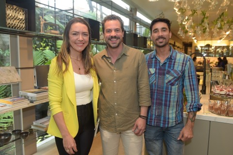 Elenice Cardoso, gerente comercial da Cosentino, o arquiteto Ricardo Abreu e Gabriel Tavares