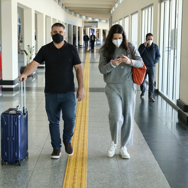Sophia Raia desembarca em aeroporto de SP (Foto: Lucas Ramos/AgNews)