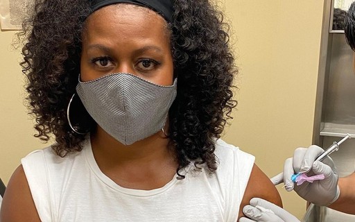 Michelle Obama toma vacina contra a Covid: "Ser vacinado salvará vidas"