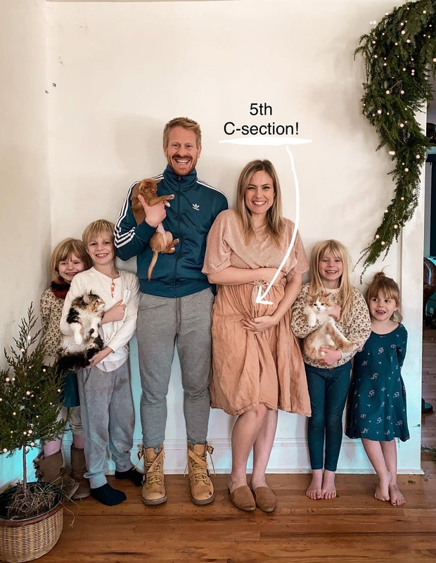 Influencer Emily Mitchell, com o marido e os 4 filhos, morreu grávida do 5º bebê (Foto: Reprodução/Instagram)