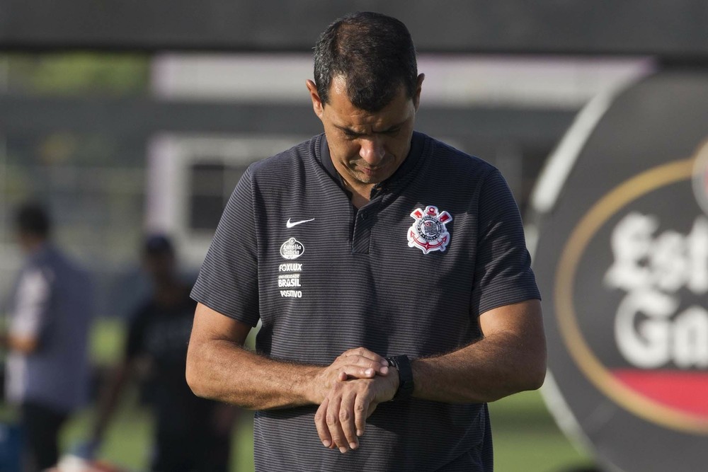 UM PASSO POR VEZ: Carille negocia rescião com clube árabe 