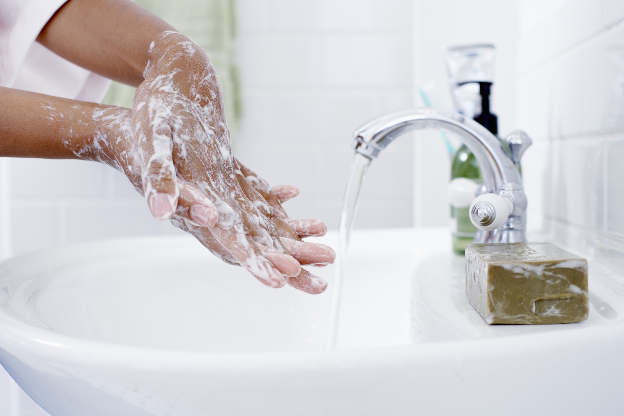 Água e sabonete são a melhor maneira de se prevenir contra o vírus (Foto: Getty Images)