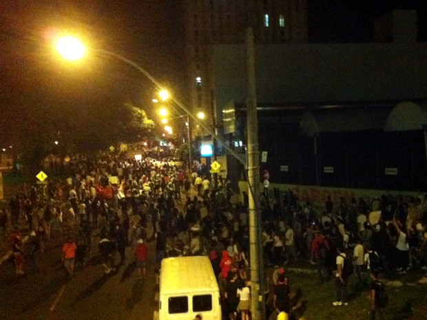 Parte dos manifestantes mudou o trajeto e manifestou em frente ao Terminal Central (Foto: Fernanda Resende/G1)