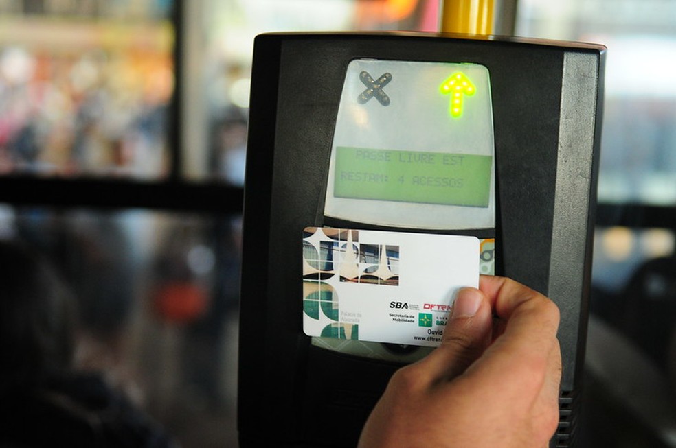 É preciso aproximar o cartão do validador duas vezes — Foto: Pedro Ventura/Agência Brasília
