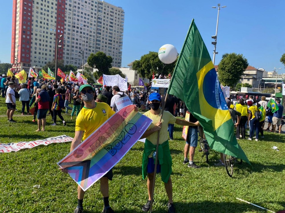 Manifestantes se concentram no Monumento a Zumbi, no Centro do Rio, em protesto contra o presidente Bolsonaro na manhã deste sábado (3) — Foto: Arthur Guimarães / TV Globo
