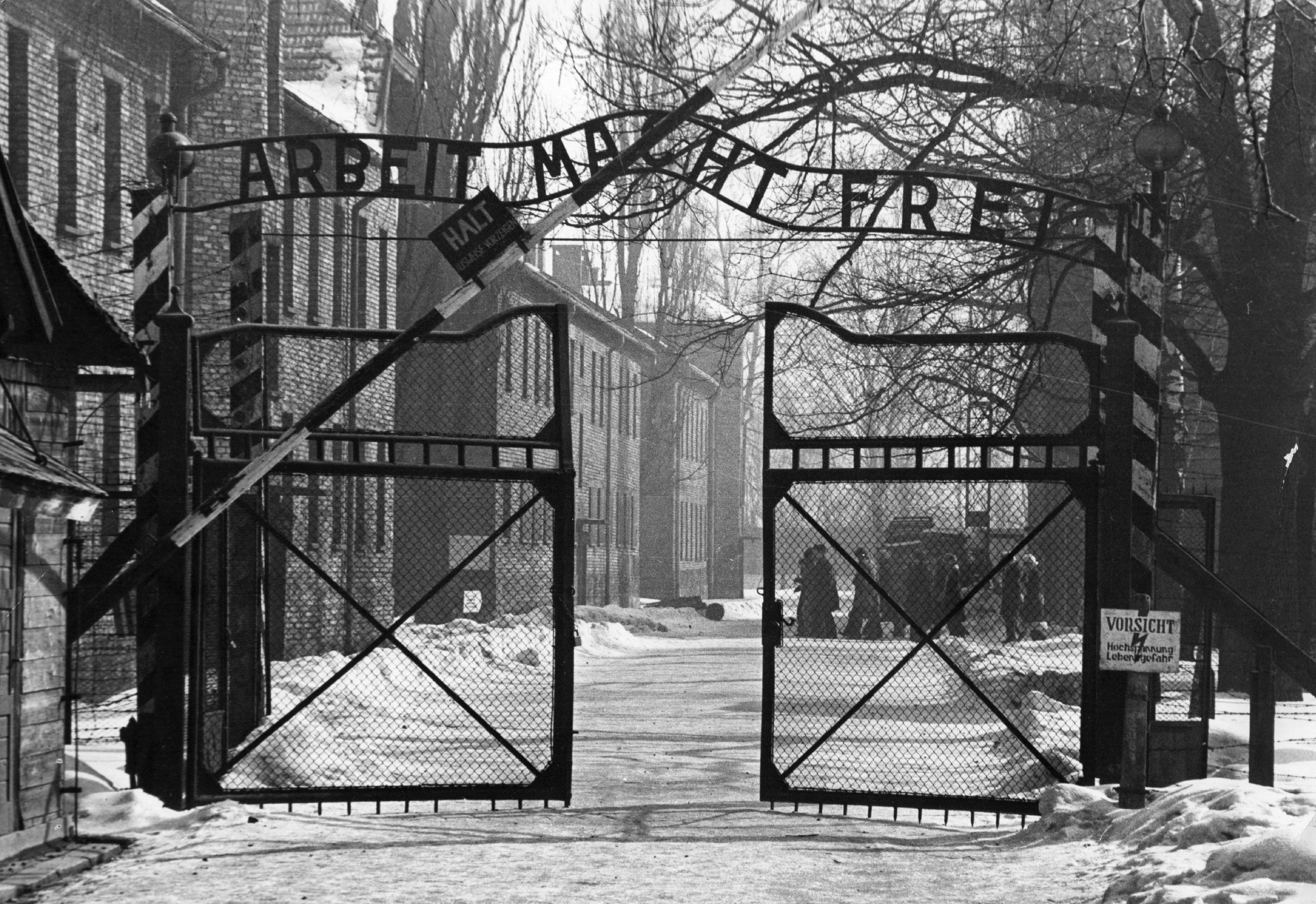 Os portões de Auschwitz, fotografados no início dos anos 1960 (Foto: getty)