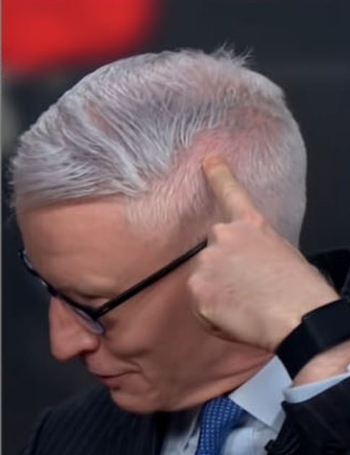 O jornalista Anderson Cooper mostrando a falha decorrente de sua tentativa de cortar o próprio cabelo durante a quarentena do coronavírus (Foto: Instagram)