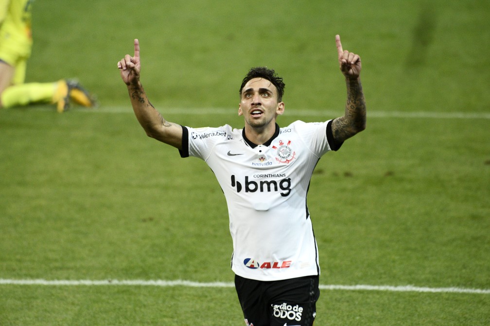 O apelido pegou! Gustavo Mosquito vira Nicolas Cage no elenco do Corinthians; vídeo