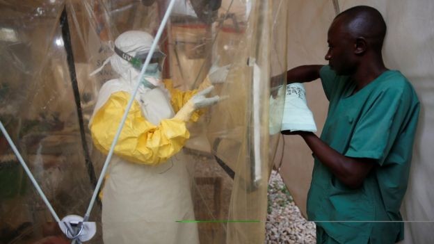BBC - A alta taxa de mortalidade causada pelo Ebola força medidas extremas de controle da saúde (Foto: Reuters via BBC)
