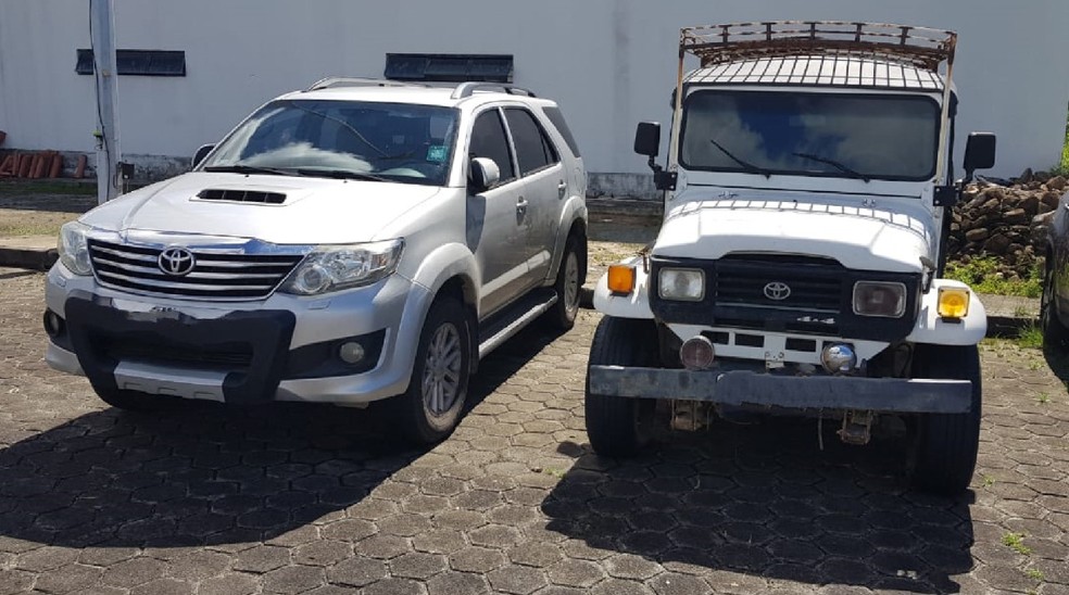 Carros foram apreendidos como desdobramento de operação que investiga concessão de aposentadorias irregularmente no Grande Recife — Foto: Polícia Federal/Divulgação