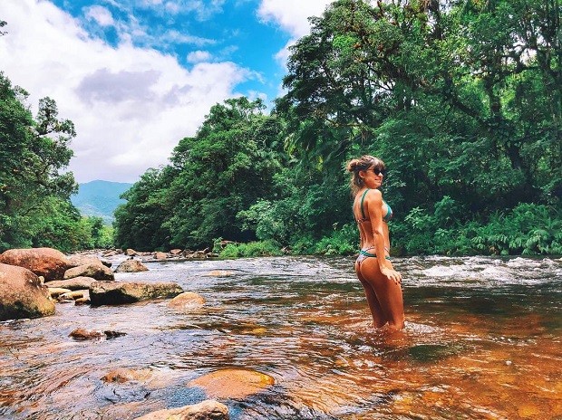Thaila Ayala mergulha em rio gelado (Foto: Reprodução/ Instagram)