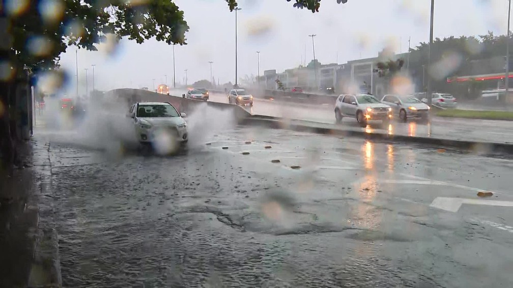 Rio tem bolsões d'água e pontos com acúmulo de água no começo da manhã desta terça-feira (22) — Foto: Reprodução/ TV Globo