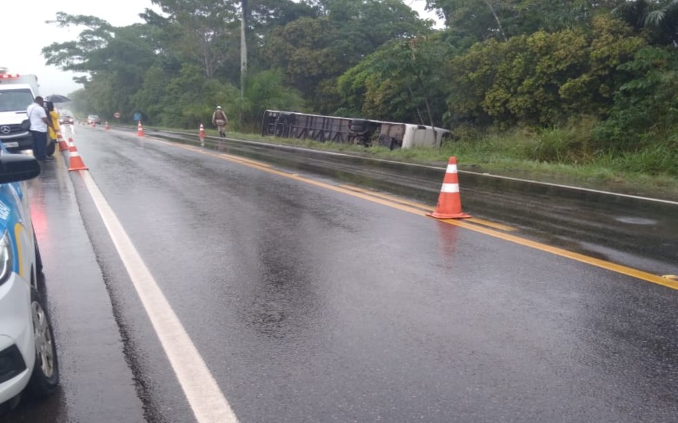 Duas pessoas ficaram feridas ap&oacute;s &ocirc;nibus tombar em trecho da BA-093 &mdash; Foto: Concession&aacute;ria Bahia Norte/Divulga&ccedil;&atilde;o