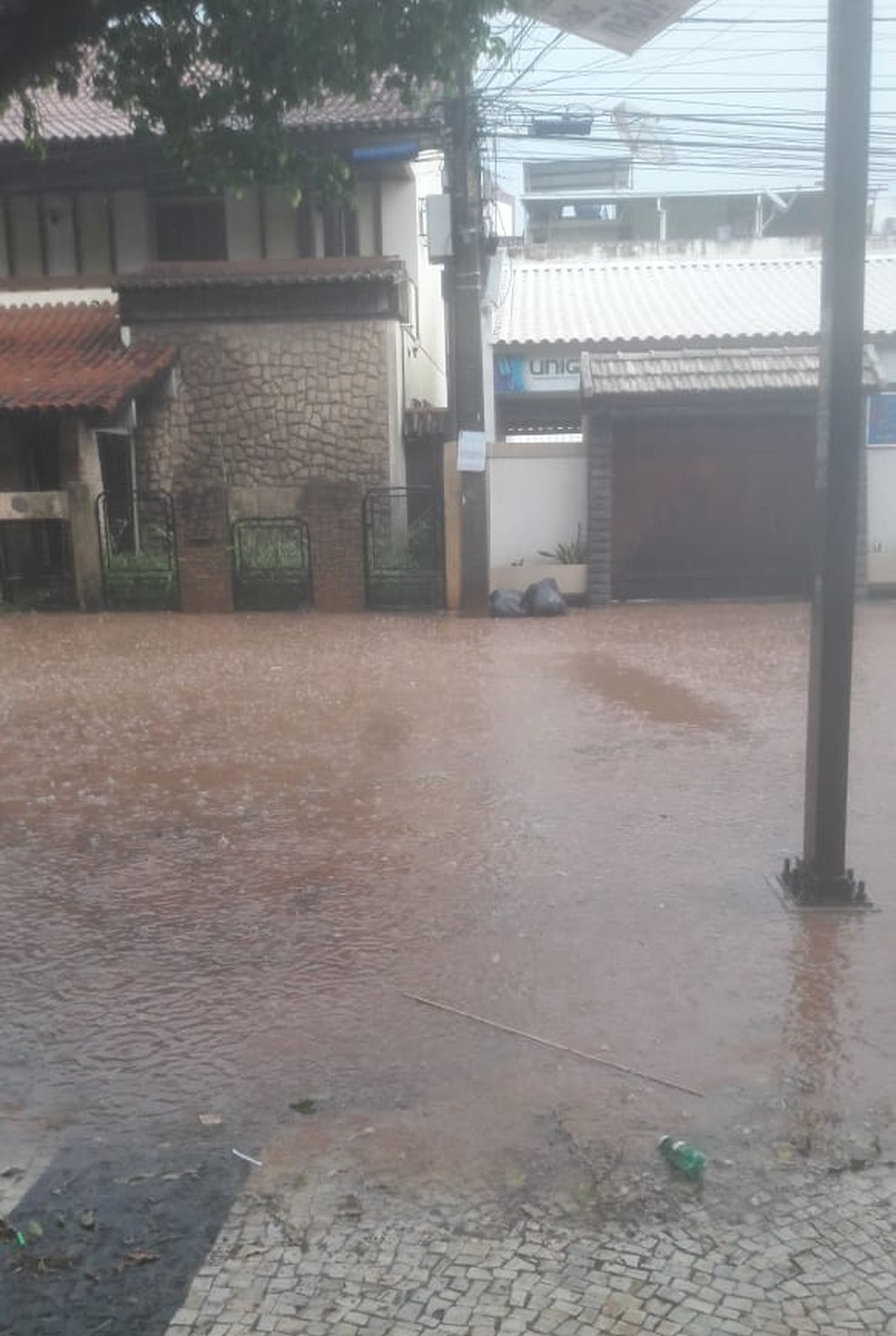 Chuva deixa ruas alagadas nesta sexta-feira (15) em Itaperuna, no RJ â Foto: ClÃ¡udia Cardoso/arquivo pessoal