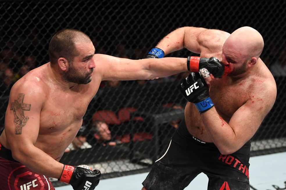 Blagoy Ivanov acerta golpe em Ben Rothwell â?? Foto: Getty Images
