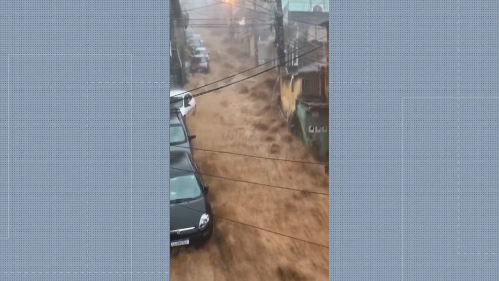 Nem os bairros altos escaparam dos alagamentos  — Foto: Reprodução/TV Globo 