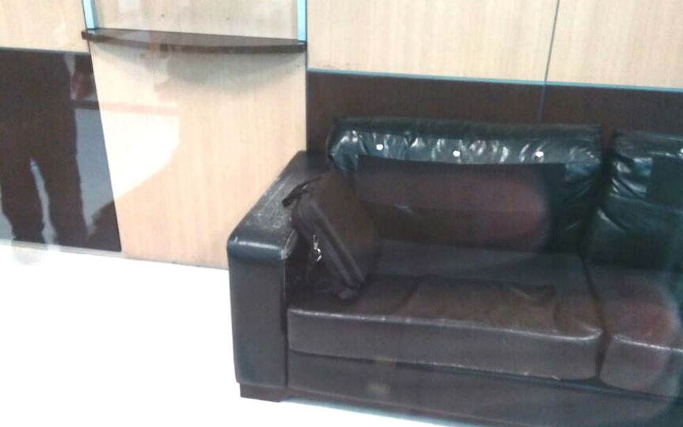 Mala 'suspeita' encontrada na Secretaria de Turismo do DF foi deixada em cima de sofá (Foto: Polícia Militar/Divulgação)