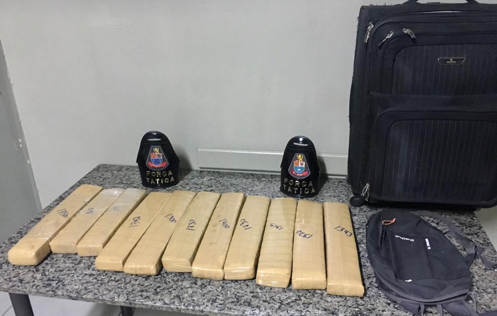 Drogas encontradas com o passageiro do aplicativo de transporte e na mala no quarto do suspeito de fornecimento, em Piracicaba — Foto: Polícia Militar