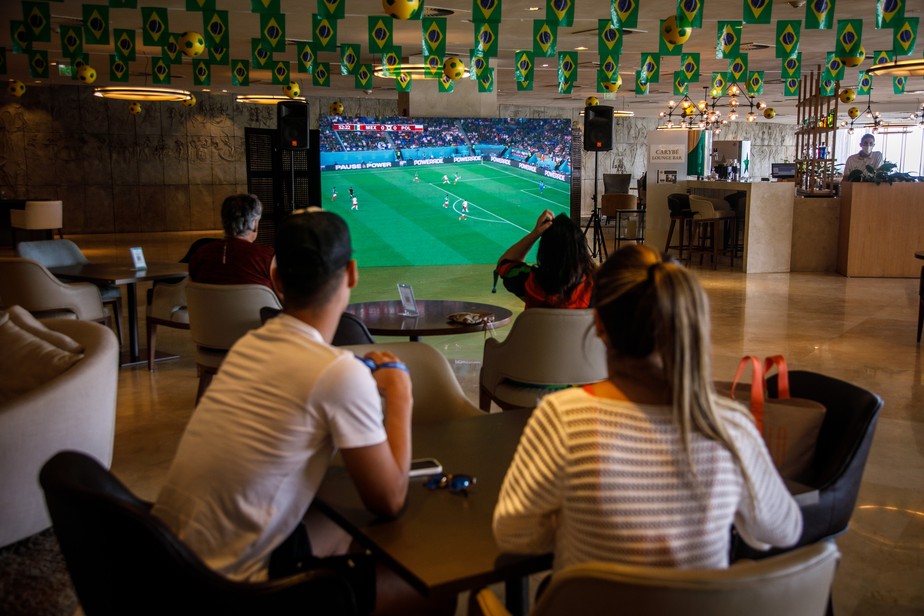 Torcedores assistem à transmissão de um jogo durante a Copa do Mundo do Catar