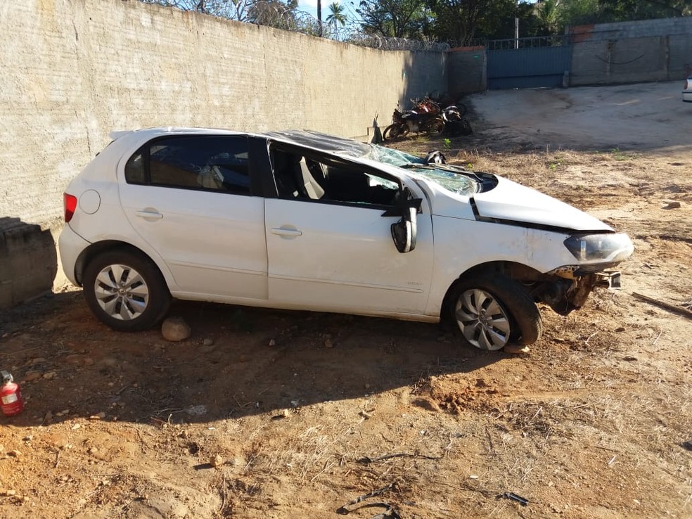 Carro ficou destruído após capotamento (Foto: Divulgação/Polícia Civil)