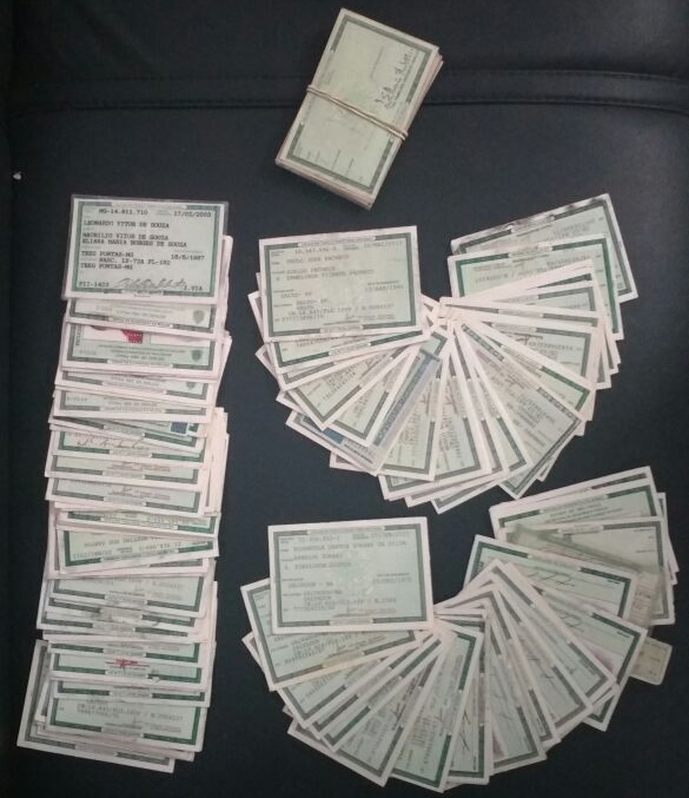 Policiais militares apresentaram documentos falsos encontrados na casa de suspeito em Mogi das Cruzes (Foto: Maiara Barbosa/G1)