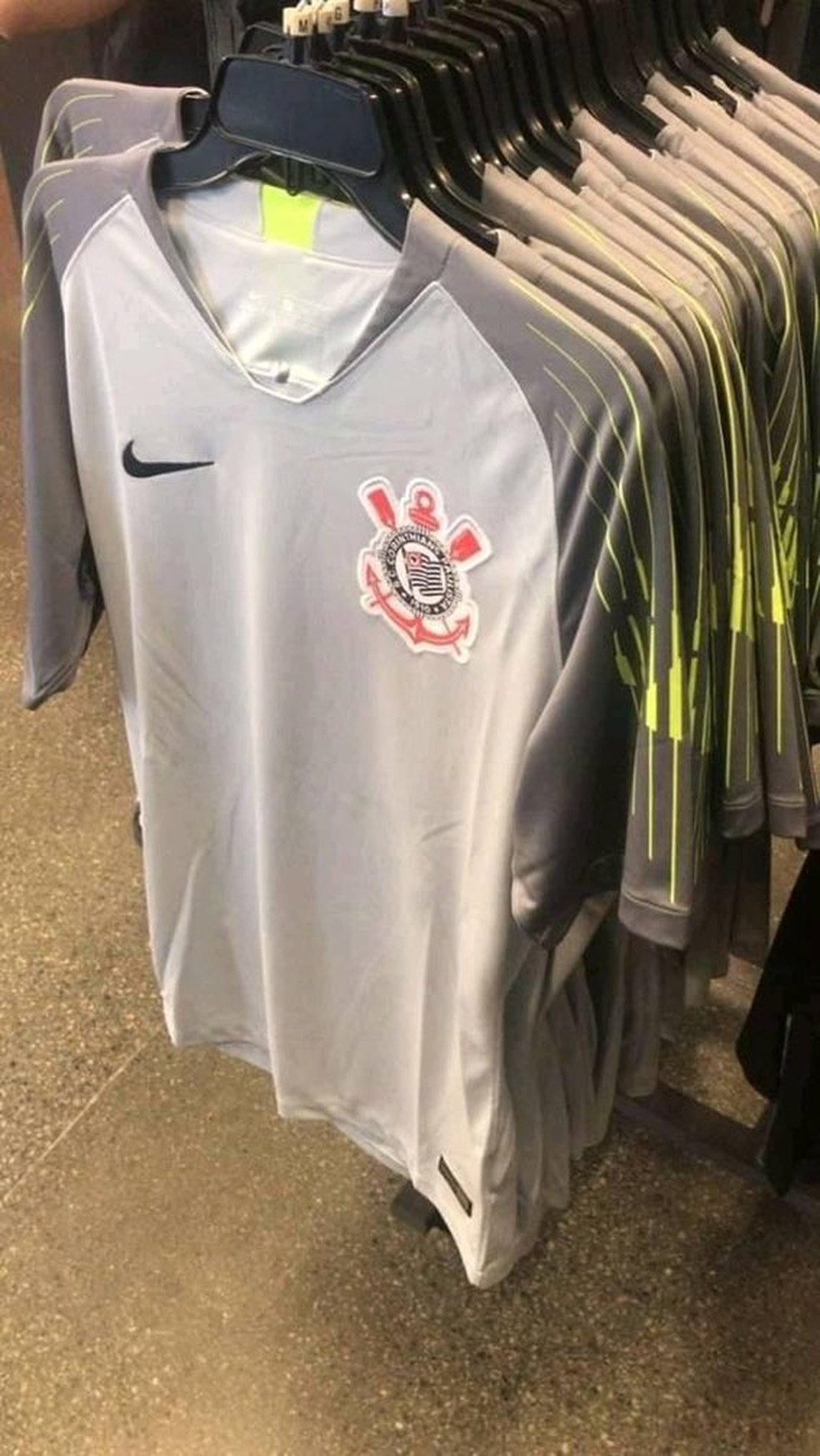 Terceira camisa de goleiro do Corinthians com detalhes verdes causou polêmica — Foto: Reprodução do Twitter