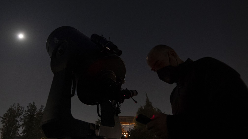 Chile: o astrônomo chileno Guillermo Retamales prepara seu telescópio em Santiago antes de um eclipse lunar total — Foto: Martin Bernetti/AFP