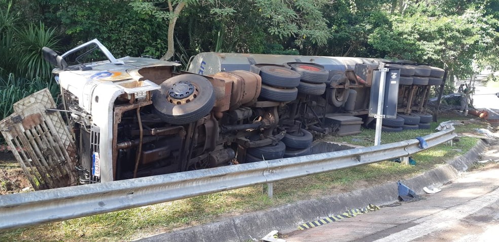 Motorista estava no veículo com a mulher e os filhos quando sofreu o acidente — Foto: Marcelo Roque/São Roque Notícias