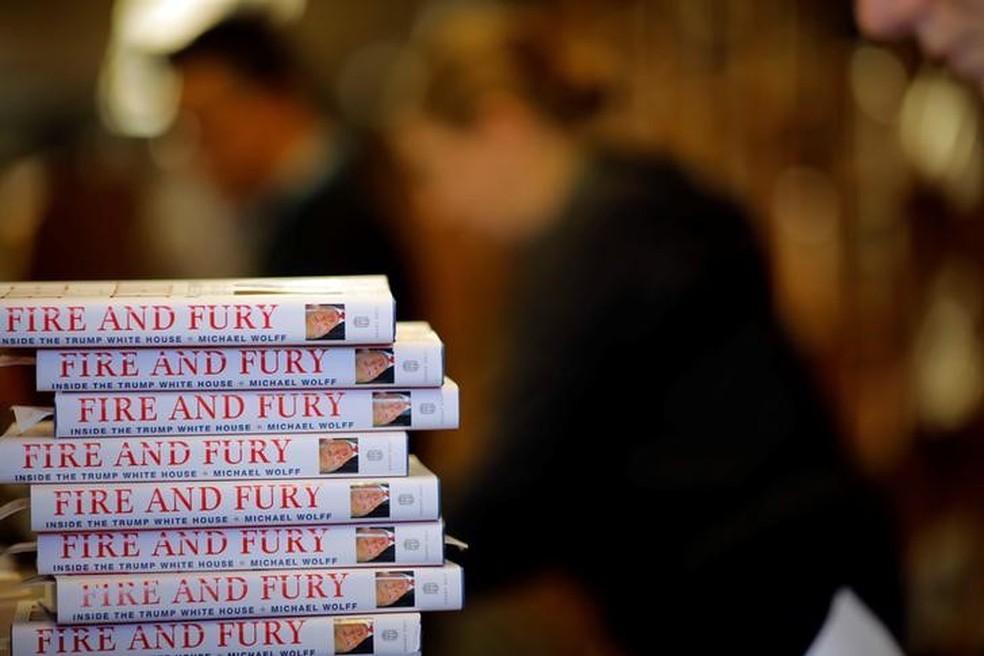 Cópias do livro 'Fire and Fury: Inside the Trump White House', de Michael Wolff, em livraria em Washington (Foto: Reuters/Carlos Barria)