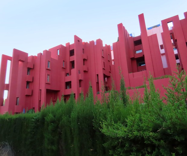 CALPE, SPAIN - SEPTEMBER 2021: La Muralla Roja, Red Wall Building, apartment complex designed by Ricardo Bofill on September 8, 2021 in Calpe, Spain. (Photo by Cristina Arias/Cover/Getty Images) (Foto: Cristina Arias)