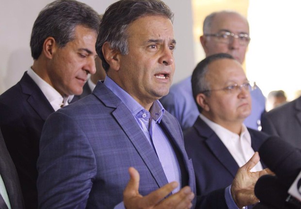 O senador Aécio Neves, presidente do PSDB, fala após reunião de lideranças do partido: apoio ao impeachment de Dilma (Foto: Jonathan Melo/Fotos Públicas)