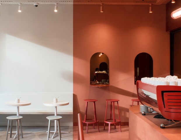 Decoração bicolor chama atenção em cafeteria de Bruxelas, na Bélgica  (Foto: Reprodução)