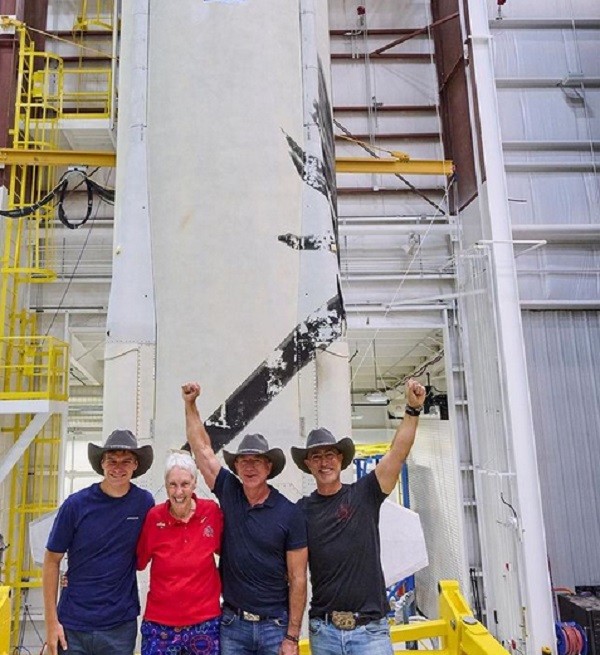 O empresário Jeff Bezos com seus três colegas de viagem espacial (Foto: Instagram)