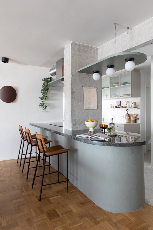 Apartamento de 128 m² exibe cozinha aberta e home office integrado com a sala (Foto: Maira Acayaba)