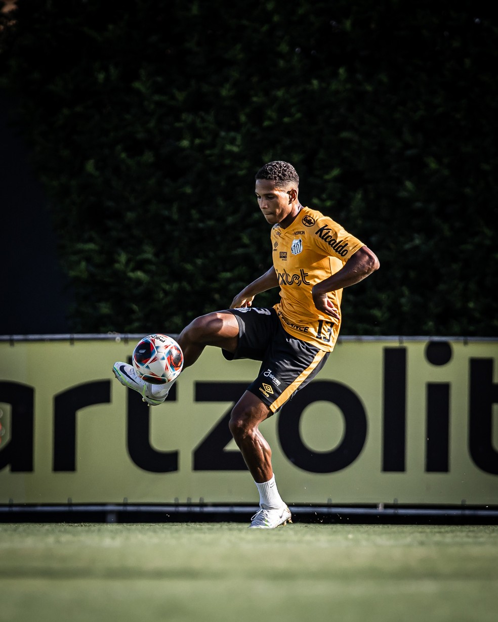 João Lucas em treino do Santos no CT Rei Pelé — Foto: Raul Barletta / Santos FC