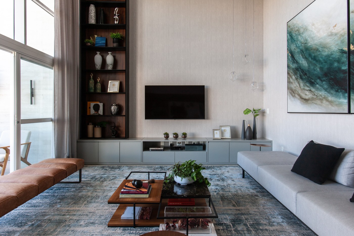 Décor do dia: sala de estar com pé-direito duplo e estilo contemporâneo (Foto: Eder Bruscagin)