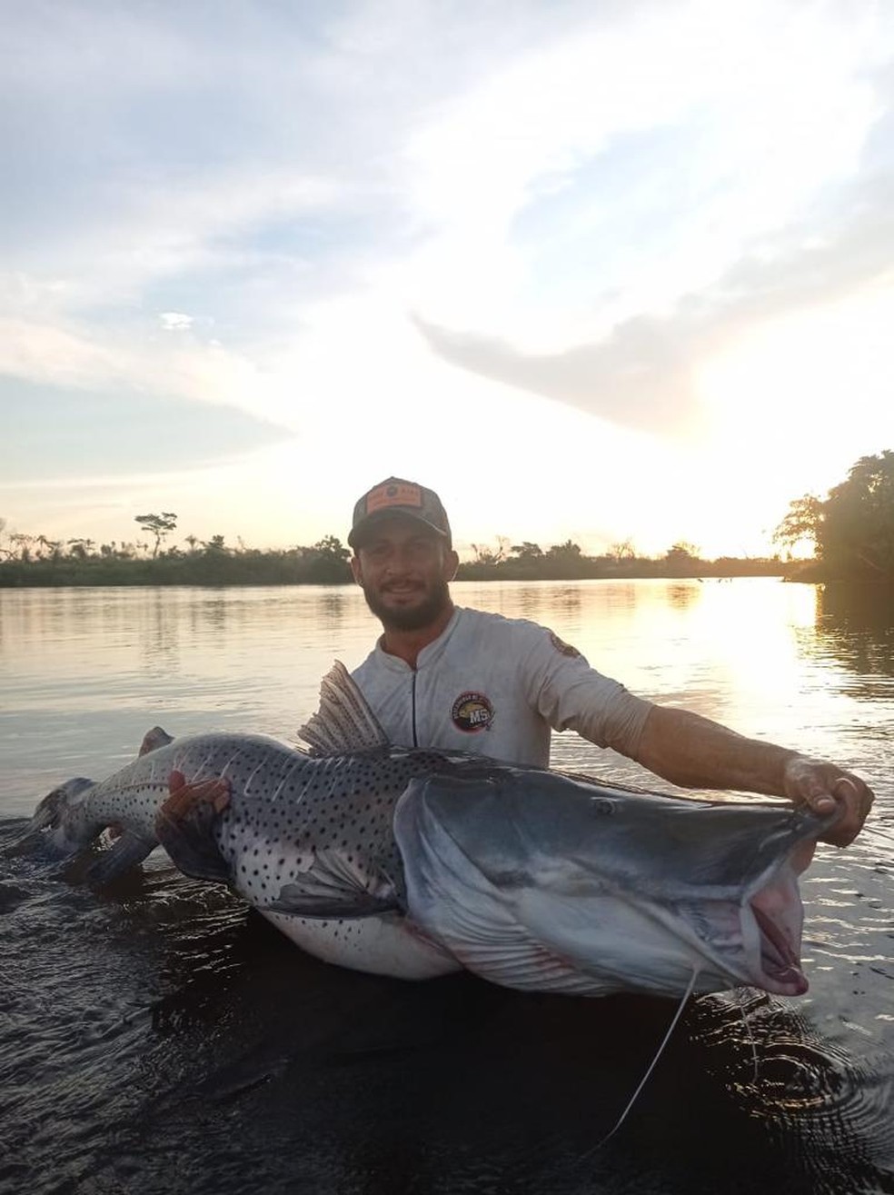 Dronov é especialista nas pescas de peixes gigantes. — Foto: Arquivo pessoal