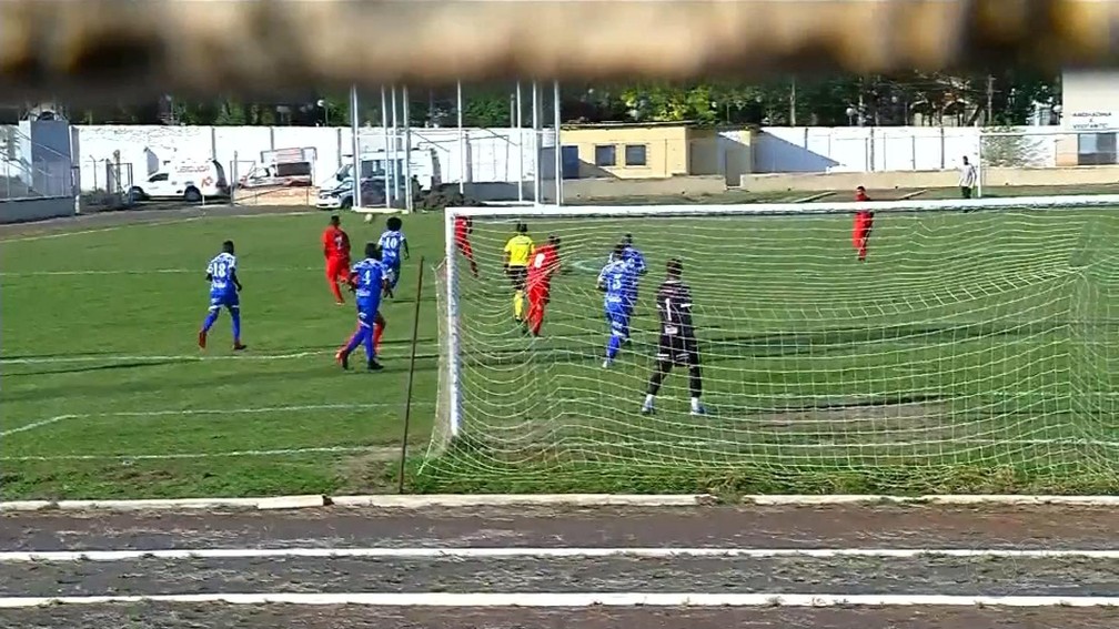 Os torcedores conseguiram ver o jogo através de uma fresta em um dos portões do estádio Evandro Calvoso — Foto: Reprodução/TV TEM