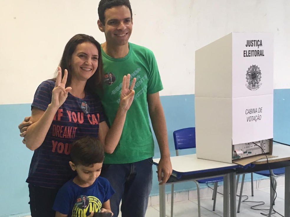 Candidato ao governo do Estado, Professor Claudio Fernando (PMN), em Guarujá, durante as eleições em 2018 — Foto: Marcela Pierotti/G1